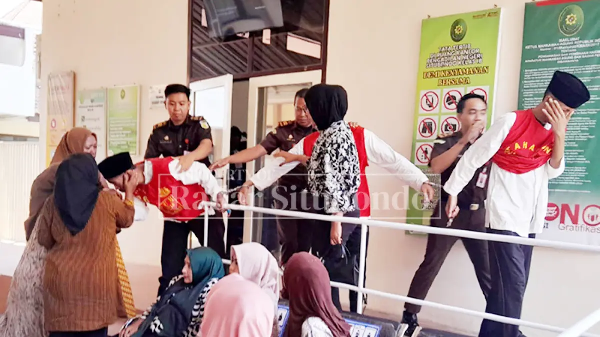 MOMEN SEDIH: Tiga terdakwa bersalaman dengan keluarganya usai mengikuti sidang di Penga-dilan Negeri (PN) Situbondo, Selasa lalu (22/9). (HUMAIDI/JPRS)