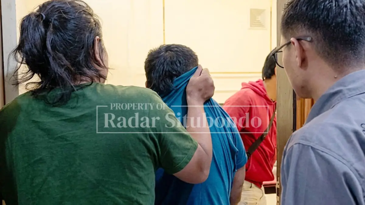 TAK BERKUTIK: Dua tersangka jambret dikeler ke ruang penyidik Satreskrim Polres Situbondo, Kamis lalu (24/9). (HUMAIDI/JPRS )