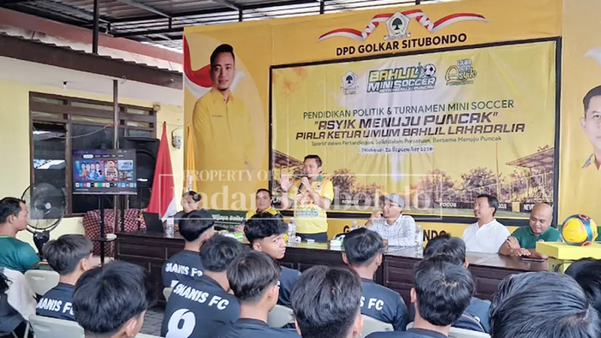 SIAP BERTANDING: Yani Wijaya Baihaqi (tiga dari kiri), Ketua DPD Partai Golkar Situbondo, bersama pimpinan Jawa Pos Group Radar Banyuwangi mengikuti technical meeting turnamen Minisoccer Bahlil Cup 2026, di Kantor DPD Partai Golkar Situbondo, Sabtu (26/9).  (Ahmad Rifa