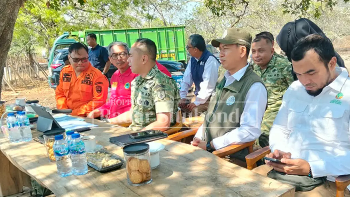 FOKUS PEMBAHASAN: Dandim 0823/Situbondo Letkol Inf. Ferry Ardian (tengah) bersama sejumlah instansi mengikuti video conference (vidcon) terkait penerapan SOP penanggulangan karhutla di kawasan Taman Nasional (TN) Baluran, Situbondo, Senin (28/9). (Ahmad Rifa