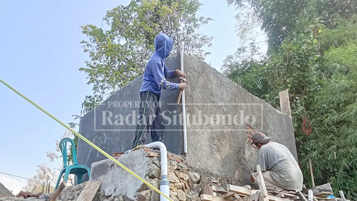 PEDULI WARGA: Pembangunan tandon untuk warga Dusun krajan, Desa Curahsuri, Kecamatan  Jatibanteng, belum lama ini. (HUMAIDI/JPRS)