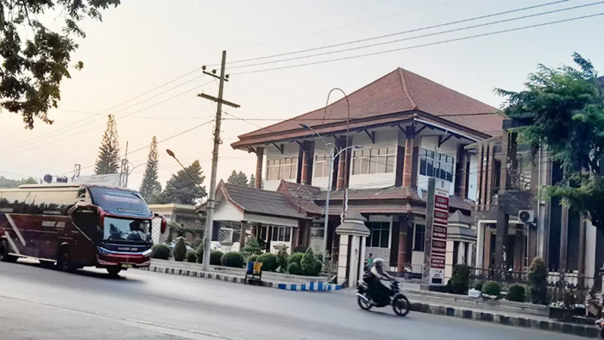 Ketua DPC Partai Gerindra Situbondo, Hambali belum bisa berkomentar banyak terkait anggota partainya, ARR, 27, yang dikabarkan terciduk di kamar salah satu hotel Surabaya dengan barang bukti obat-obatan terlarang. Dia mengaku belum bisa memastikan kebenaran kabar tersebut.