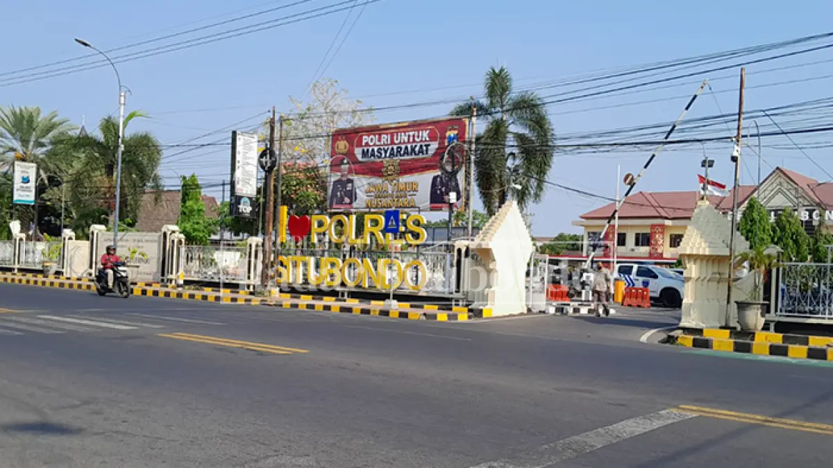 HARI AKTIF: Sejumlah pengendara melintas di Jalan Raya, depan Mapolres Situbondo, Kamis (1/10). (HUMAIDI/JPRS)