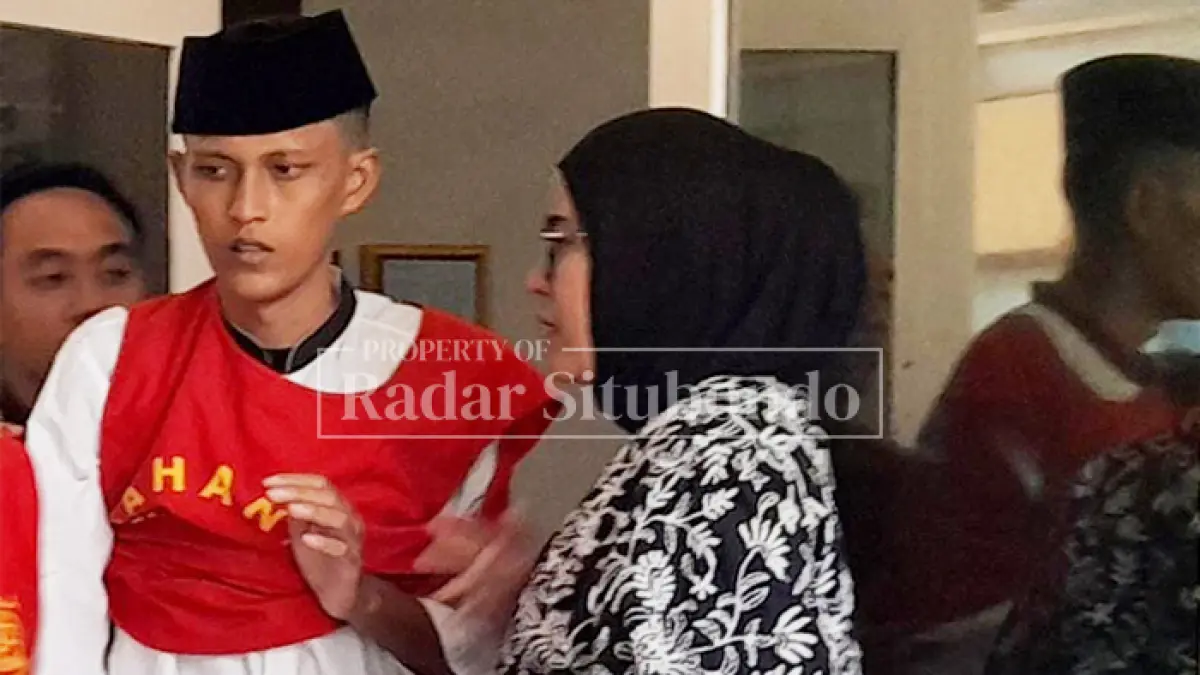 IKUT SIDANG: Terdakwa Ifan, 19, mengikuti sidang di Pengadilan Negeri (PN) Situbondo, Selasa lalu (29/9). (HUMAIDI/JPRS)
