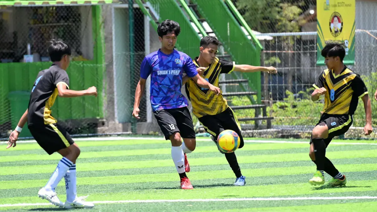SMAN 1 Panji menang telak 4-0 atas SMKN 2 Situbondo dan melaju ke 8 besar Bahlil Mini Soccer Zona 11 bersama MAN 2 Situbondo. (Ramada Kusuma/Radar Banyuwangi)