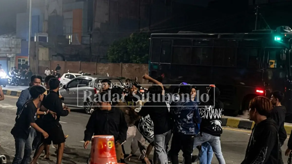 TAWURAN: Puluhan pemuda bentrok di Exit Tol Suboh, Kecamatan Suboh, Sabtu malam (23/10). (WARGA untuk JPRS)