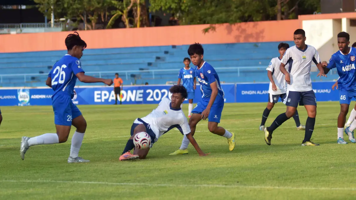 Para pemain Epa Persib U-18 saat menghadapi Garuda United sebelum terjadinya penyerangan ketika perjalanan pulang. (persib.co.id)