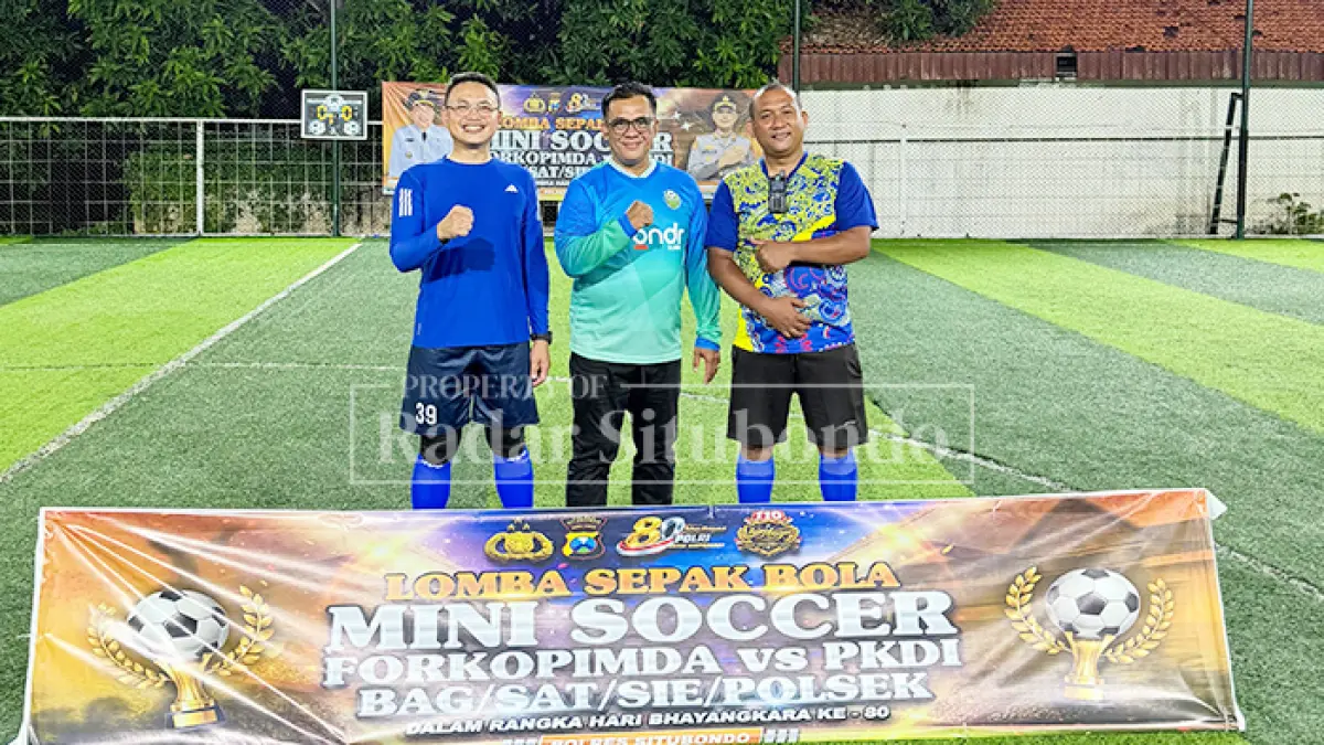 MINI SOCCER: Ketua KMSI Situbondo, Imam Hidayat (tengah) berfoto bersama Kapolres (kiri) dan Wakapolres Situbondo.
