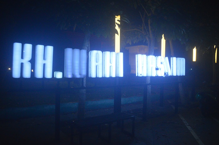 Kondisi neon box trotoar wahid hasyim yang rusak di pinggir Taman Mastrip
