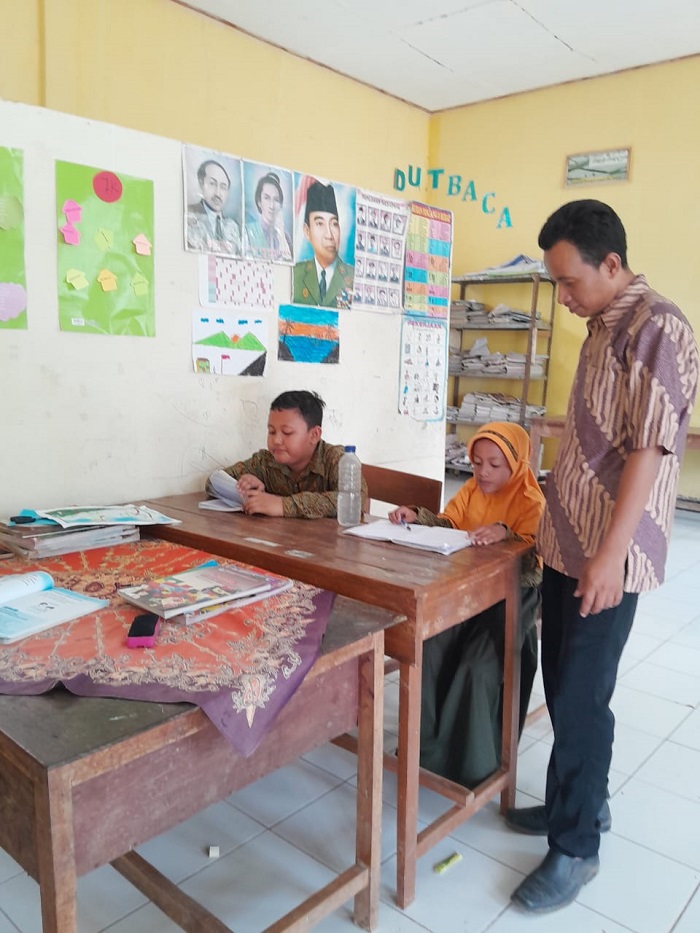 SERIUS: Suyanto Dwi Atmojo saat mengajar di kelas 5 SDN Sumberaji 2 Kecamatan Kabuh, Kamis (23/11).