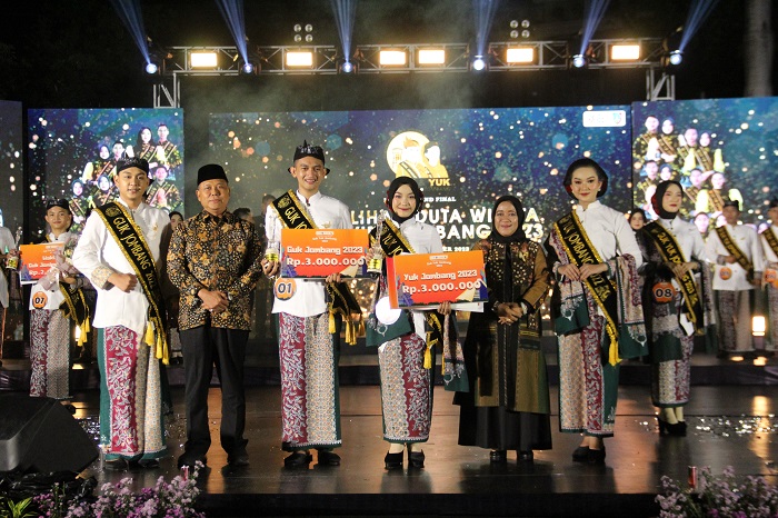 APRESIASI: Pj Bupati Jombang Sugiat bersama Duta Wisata Guk Yuk Jombang 2023.