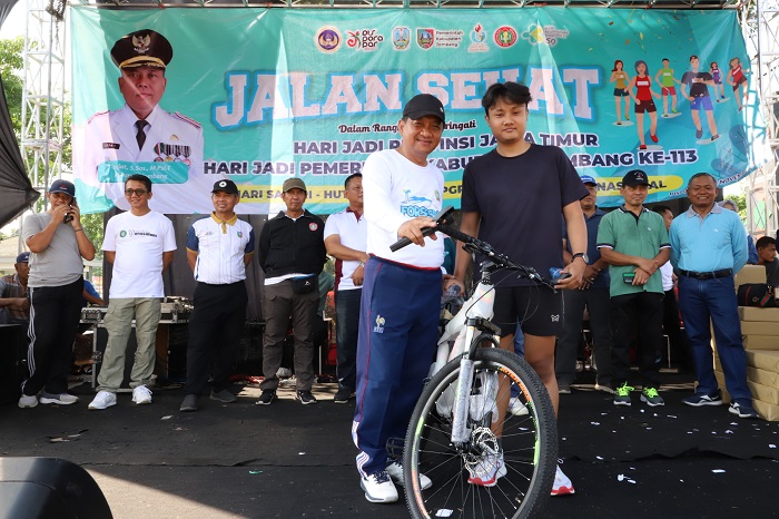 SELAMAT: Sekdakab Agus Purnomo mengundi hadiah sepeda MTB di panggung utama, Minggu (26/11).