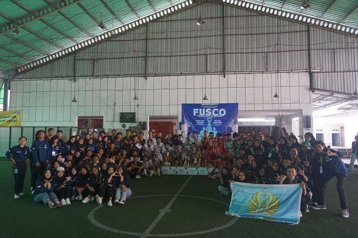 KOMPAK: Seluruh panitia dan para juara Fusco IMJ Unesa 2023 saat penutupan acara (26/11).