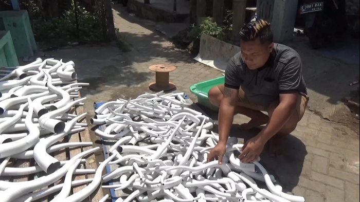 KREATIF: Adi Santoso menjemur terompet kertas pesanan pelanggan.