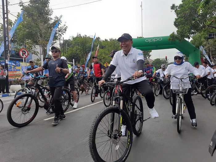 3.	KOMPAK: Pj Bupati Jombang Sugiat, bersama Direktur Perumdam Tirta Kencana, Khoirul Hasyim, bersama Direktur Perumdam se-Jawa Timur.