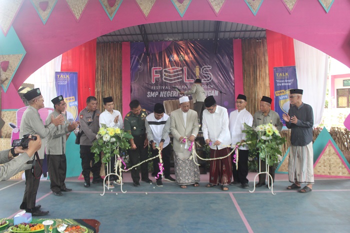 SIMBOLIS: Gunting pita peresmian lapangan indoor SMPN 3 Peterongan oleh Majelis Pimpinan Ponpes Darul Ulum bersama Forkopimcam.