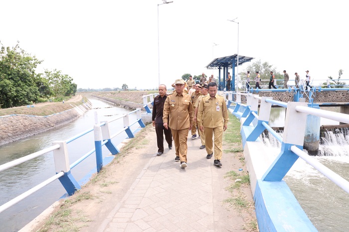 TINJAU: Pj Bupati Jombang Sugiat usai meninjau Rolak 70 di Desa Bugasur Kadaleman, Kecamatan Gudo, Jombang, Senin (27/11) pagi