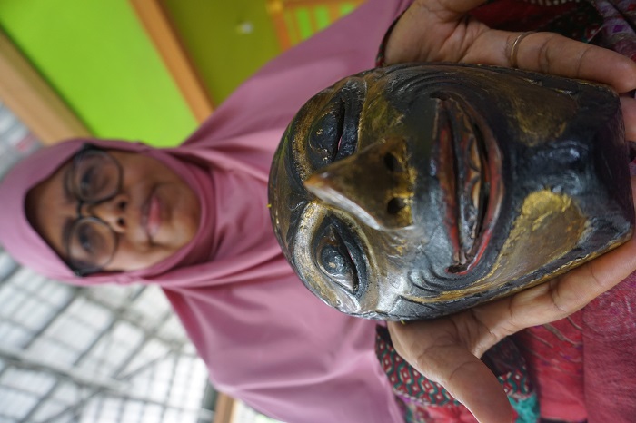 Sulastri Widianti menunjukkan topeng Klono