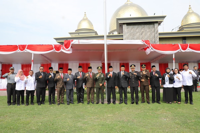 TEROBOSAN: Pj Bupati Sugiat, Forkopimda, Direktur LSP Administrasi Bisnis Perkantoran Modern, Minan Rohman, serta ASN yang menerima sertifikat asesor kompetensi di lapangan Pemkab Jombang, kemarin.