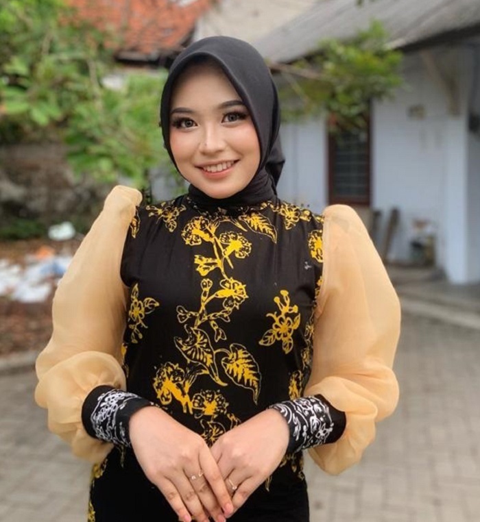 Shonia Vanie Andhini, mahasiswa STIE PGRI Dewantara Jombang terbiasa bernyanyi di depan umum