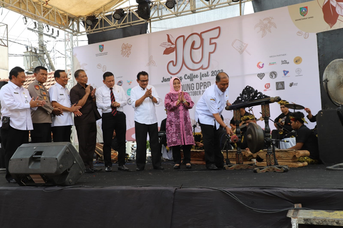 Kepala Disdagrin Suwignyo bersama jajaran forkopimda mendampingi Pj Bupati Sugiat melakukan pembukaan JCF 2023 di halaman kantor DPRD Jombang