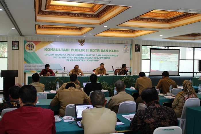 SERIUS: Peserta mengikuti Konsulatasi Publik II untuk penyusunanan Matek dan Ranperkada RDTR WP Mojowarno.