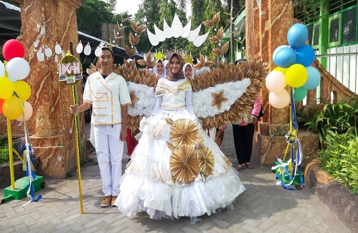 ANTUSIAS: Peringatan HUT ke-74 SMPN 1 Jombang semarak, siswa mengenakan pakaian dari barang bekas, Jumat (24/11).