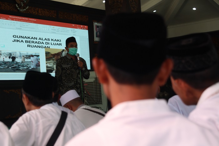 LANGSUNG PRAKTIK: Ribuan calon jamaah haji (CJH) mengikuti praktik manasik di Alun-Alun Jombang, Sabtu (27/5) lalu.