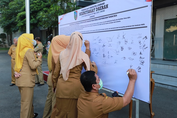 SEPAKAT: Sejumlah ASN menandatangi ikrar netralitas usai saat apel pagi di kantor Pemkab Jombang, Senin (26/6) lalu.