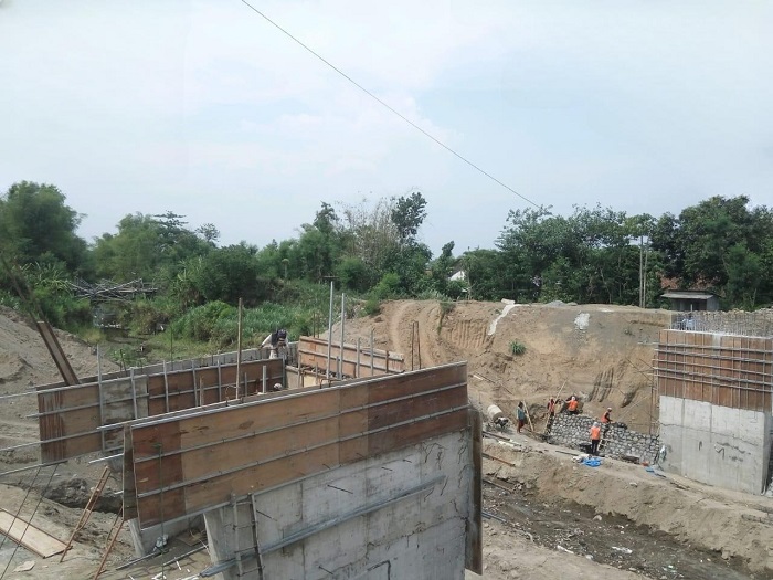 DIKEBUT: Proyek jembatan Desa Brodot, Kecamatan Bandarkedungmulyo pondasi sudah terbangun, tinggal pemasangan gelagar atau lantai jembatan.