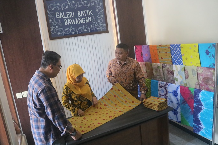 INOVATIF: Kades Bawangan Bakhtiar Efendi (kiri) bersama perangkat desa meunjukkan batik Bawangan d Galeri Batik Bawangan, Kamis (30/11).