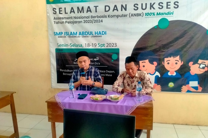 TELADAN: HM Syarif Hidayatullah ST MMT (Gus Sentot) saat mengunjungi unit pendidikan di PP Abdul Hadi, Mbecek, Ngudirejo, Diwek, kemarin.