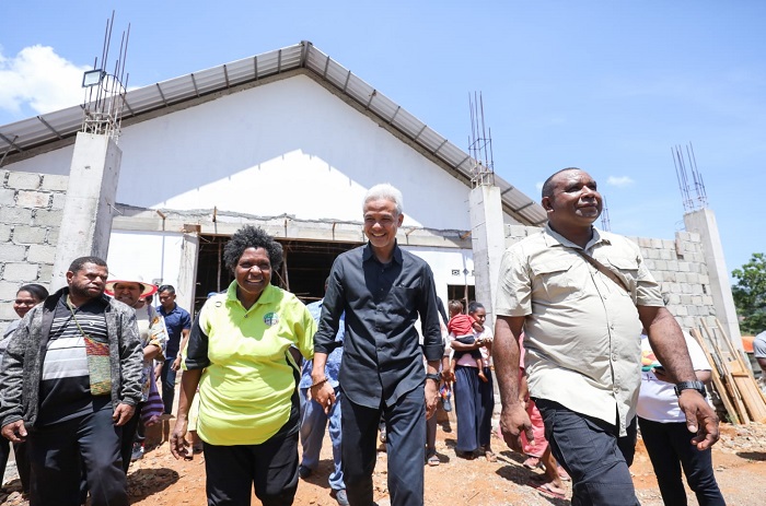 LAMA TAK JUMPA: Ganjar Pranowo menemui Mama Wati di Rumah Doa, Bumi Perkemahan, Waena, Kota Jayapura, pada Rabu (22/11).