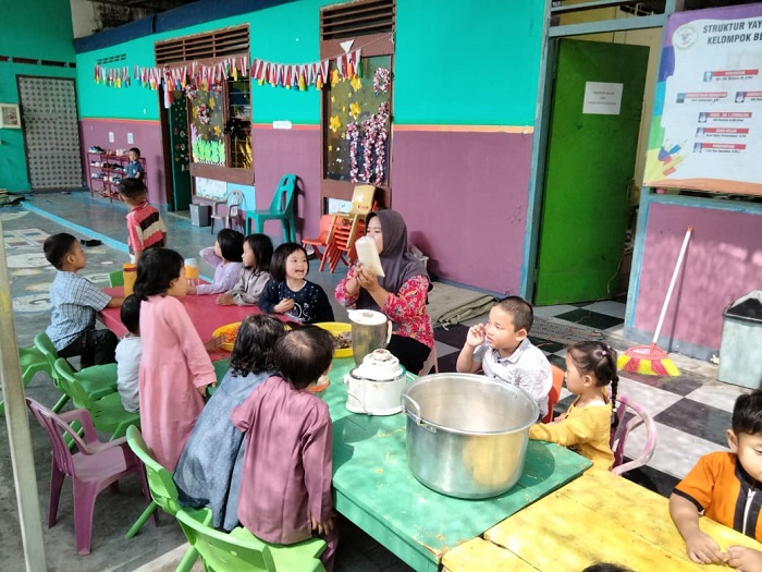 SERU: Siswa KB dan TK Permata Hati Jombatan saat membuat proyek jamu kunyit asem di halaman sekolah.