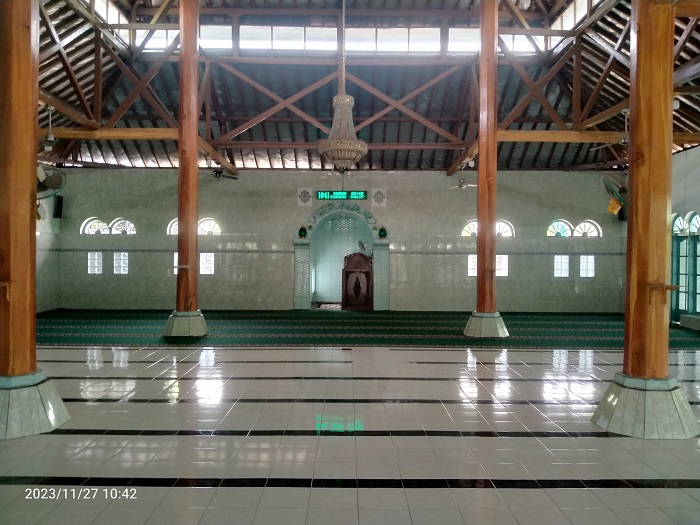 KOKOH: Bagian dalam masjid masih mempertahankan empat tiang penyangga atau soko guru.