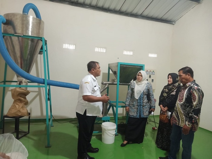 DISIDAK: Komisi B DPRD Jombang saat meninjau mesin pengolah porang  Perumda Perkebunan Panglungan, Wonosalam, Jombang.