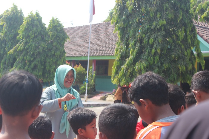 TELADAN: Salah satu guru SDN Denanyar 1 Kecamatan Jombang yang akan purna tugas Januari 2024 masih semangat mengajar olahraga, Jumat (1/12).