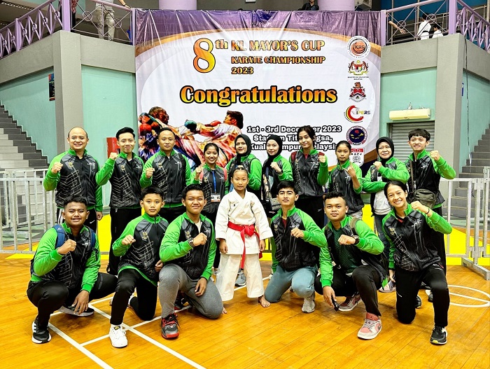 SEMANGAT: Karateka Jombang yang mengikuti kejuaraan Malaysia Open, Jumat (1/12).