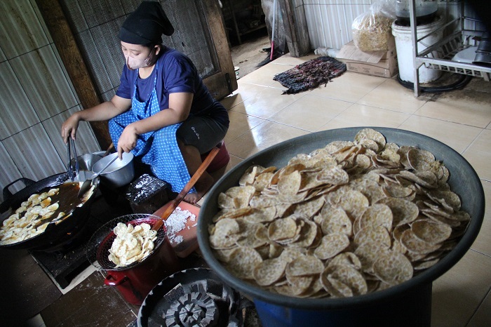 KEBUT PESANAN: Imam Kalimi, warga Dusun Sambisari, Desa Ceweng, Kecamatan Diwek, Jombang menunjukkan keripik tempe buatannya.