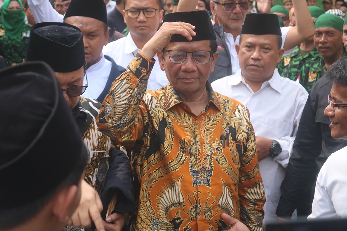 JADI TUJUAN: Mahfud MD berziarah ke makam Pendiri NU KH Wahab Chasbullah di Desa Tambakrejo, Jombang, Sabtu (2/12) siang.