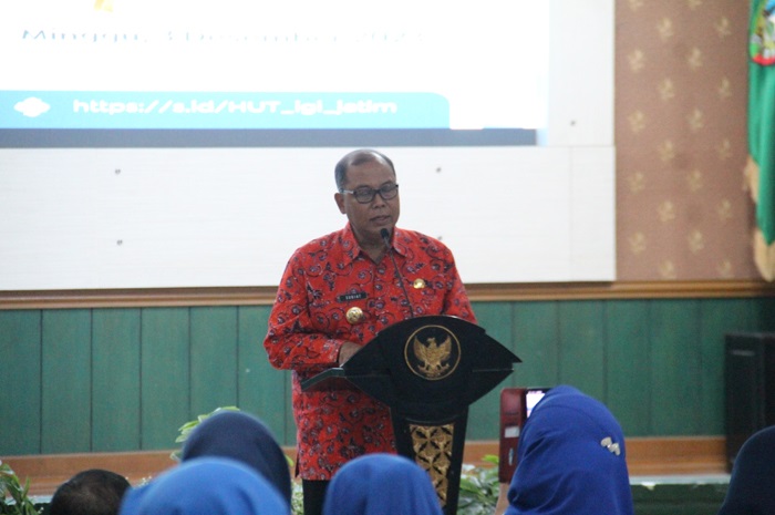 BERI MOTIVASI: Pj Bupati Jombang Sugiat memberikan motivasi guru di Gedung Bung Tomo Pemkab Jombang, Minggu (3/12).