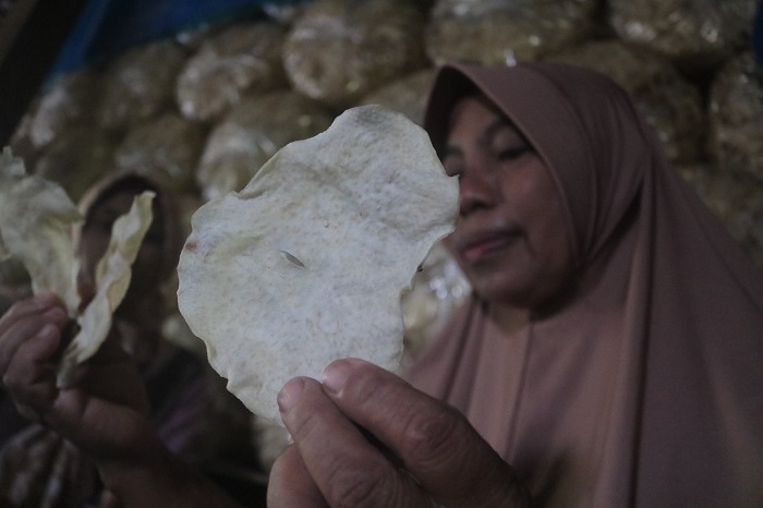 KERIPIK GADUNG: Supiyatun, warga Dusun/Desa Made, Kecamatan Kudu, Jombang selama ini menggunakan abu bayam untuk menghilangkan racun dari umbi gadung dan membuat tekstur keripik jadi lebih putih.