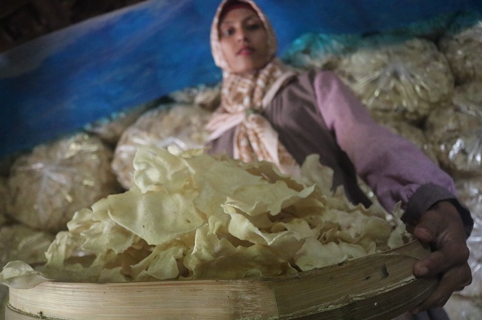 JADI SENTRA: Susi Wijayanti, salah satu warga Dusun/Desa Made, Kecamatan Kudu, Jombang menunjukkan keripik gadung yang siap digoreng.