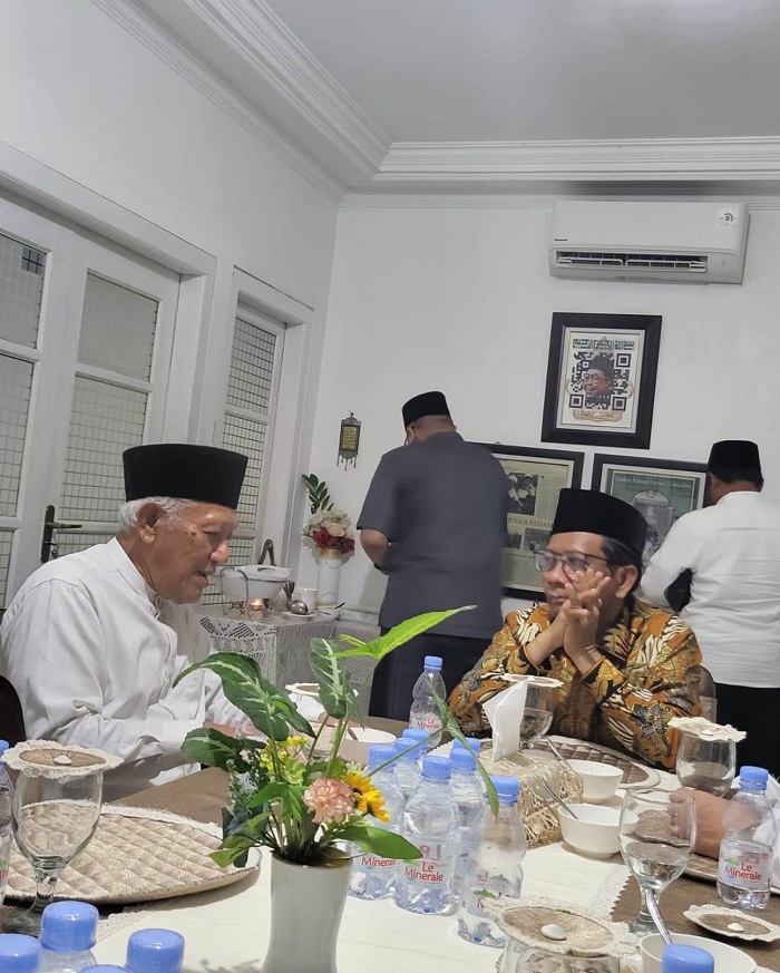 AKRAB: Cawapres Mahfud MD bersama rombongannya diterima Pengasuh PP Tebuireng, KH Hakim Mahfudz (Gus Kikin), Sabtu (2/12).