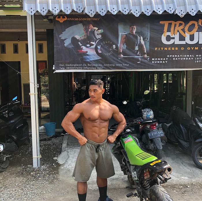 BEROTOT: Mohammad Adeen Tiro di depan gym tempatnya Sabtu (2/12).