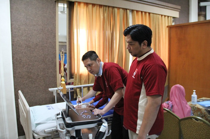 CANGGIH: dr. Muhammad Perdana Airlangga, Sp. Jp didampingi Wakil Direktur Pelayanan RSUD Jombang dr Iwan Priyono SpOG saat melakukan skrining kepada anak dengan keluhan PJB.
