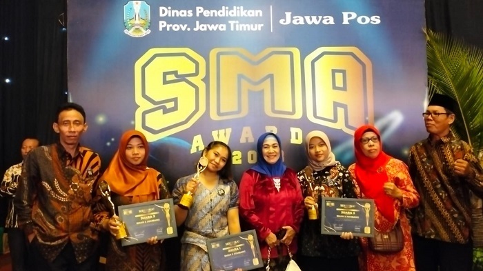 TERBAIK: Kepala SMAN 2 Jombang, Budiono (paling kiri) bersama Kepala Cabang Dinas (Kacabdin) Jawa Timur Wilayah Kabupaten Jombang, Srihartati (tengah) bersama siswa berprestasi ajang SMA Award.