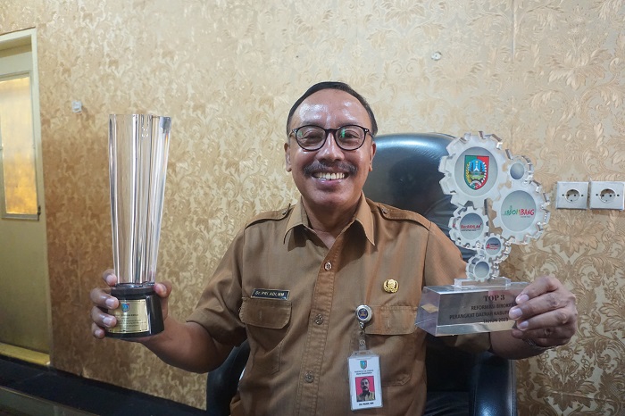 SUKSES: Kepala Disnaker Jombang Priadi berhasil memborong dua penghargaan ajang 4th Annual Jombang Bureaucracy (Birokrasi) Award 2023.