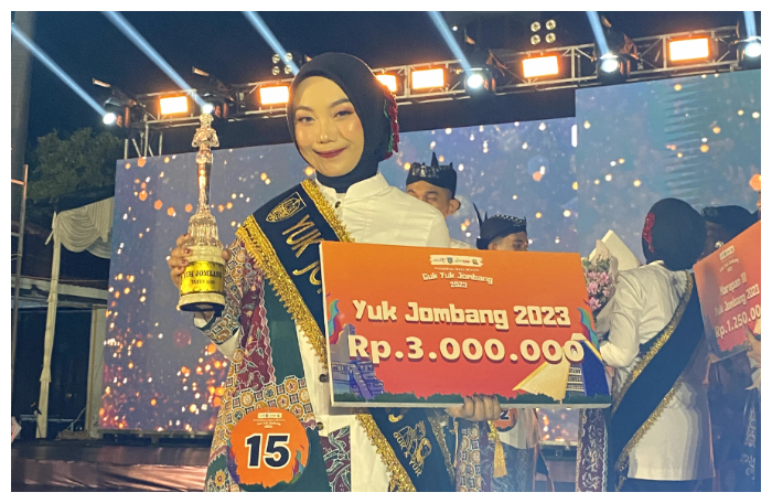 Aisyah Mafaza Nur Aulia  siswa kelas XI SMA Darul Ulum 1 Unggulan Peterongan, Jombang