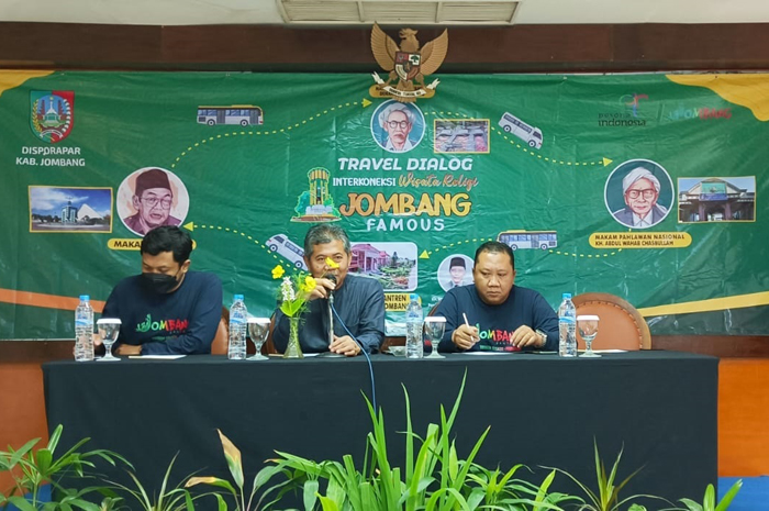 Kepala Disporapar Jombang Drs Bambang Nurwijanto MSi (tengah) saat membuka kegiatan Travel Dialog bersama Duta Wisata Jombang dan Genpi Jatim Oktober lalu